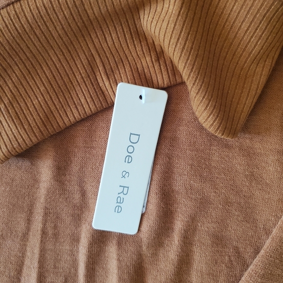 Gorgeous Top-NWT - Picture 3 of 5